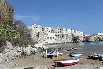 Vue sur la cité ancienne sur son éperon rocheux.