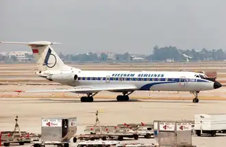 VN-A120, le Tupolev Tu-134 de Vietnam Airlines impliqué dans l'accident, ici à l'aéroport international Don Muang en avril 1992.