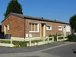 Des habitations post-Nationalisation groupées par deux.