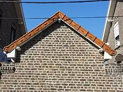 Des tuiles datant de la construction des maisons.