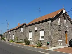 Un alignement d'habitations.