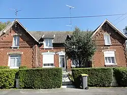 Des habitations groupées par trois.