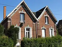 Des habitations groupées par deux.