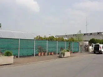 Le carreau de la fosse Neuve Machine en 2011, on distingue l'exutoire de grisou.