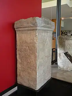 Vue générale d'un monument couvert d'inscription vu du côté gauche