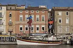 Photographie en couleurs du bateau à Sète.