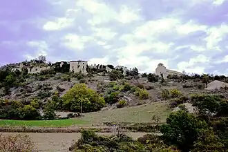 Vue sur le village du Vieux Noyers et Notre-Dame de Bethléem.