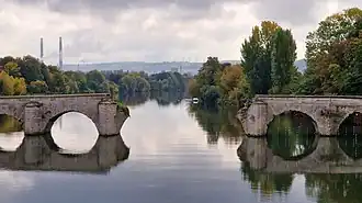 Le vieux pont de Limay, vu depuis le pont de la rue Nationale en aval.