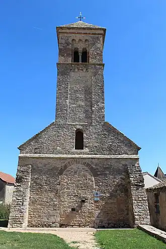 Vieux clocher roman du XIIe&nbsp;siècle de Saint-Martin-Belle-Roche, monument historique depuis 1942.