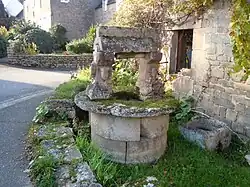 Le puits à montants sculptés.
