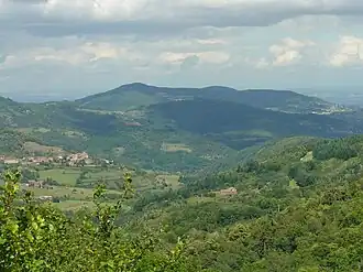 Vue au col de Buisson (920&nbsp;m) sur le village de Pailharès