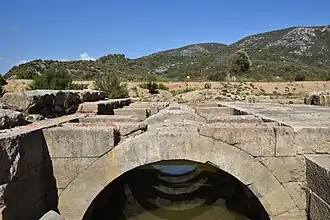 Vue des vestiges d'une des deux cryptes voutées du temple d'Apollon de Claros.