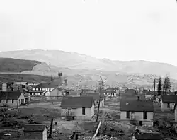 Maisons avec un champ de débris à l'arrière.