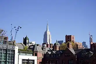 L'Empire State Building se découpe derrière les bâtiments typiques de brique rouge