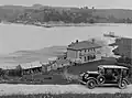Vue de l’Hôtel de Pahi et de la ligne de côte du mouillage de Kaipara Harbour  vers 1940.
