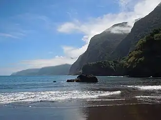 Vue de la côte à l'est de Seixal depuis la plage de Seixal.