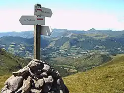 Sommet du Plomb du Cantal, avec vue sur le Puy Griou
