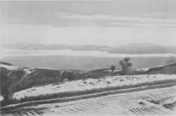 Paysage de plaine vu d'une hauteur. Des montagnes à l'horizon