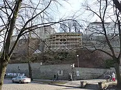 Nunne tänav et sur le mur de soutènement de Toompea, le bas-relief de René Reinumäe.