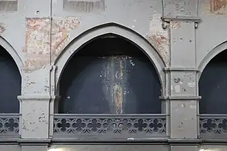 Peintures murales et têtes sculptées au-dessus du collatéral nord.