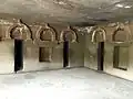 Entrée des cellules dans une grotte d'Ajanta.