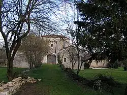 L'ancienne entrée du château, par l'ouest.
