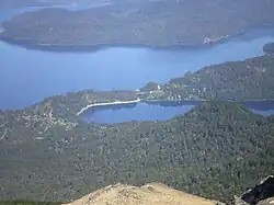 Vue du lac Correntoso (à l'avant) et du lac Nahuel Huapi (à l'arrière) depuis le Cerro Bayo.