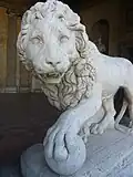 Vue de face du second lion de la villa Médicis.