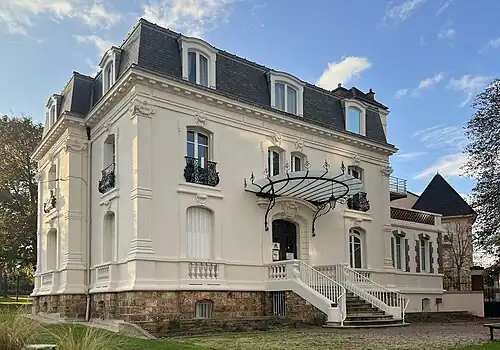 121, boulevard Charles-de-Gaulle : école de musique.