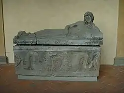 Sarcophage de pierre d'&nbsp;arenaria étrusque. Œuvre de provenance étrusque conservée et exposée au sein de la Villa Corsini, à Florence.