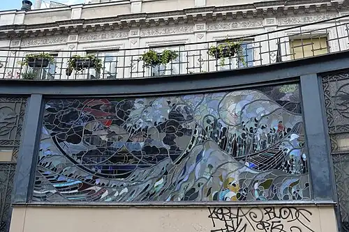 Au no&nbsp;2, un grand vitrail Art déco classé au patrimoine français.