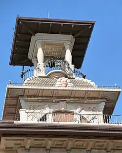Tourelle de la villa. Le portrait de Grock est sculpté dans un médaillon en son centre.