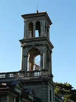 Clocheton qui surplombe le toit-terrasse.