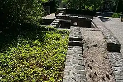 Vue des pièces conservées de la villa, à droite la rue la séparant des thermes