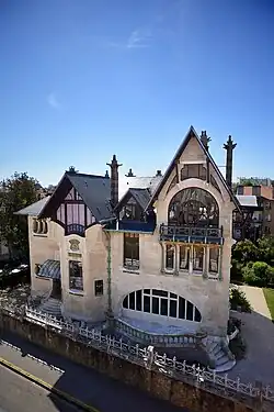 La façade Nord en 2020, le jardin de 1902 est remplacé par un mur séparant la villa de la rue Majorelle.