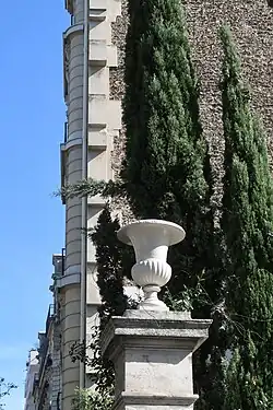 Vase au portail d'entrée.