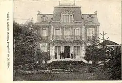François Bidel devant la villa des roses vers 1900