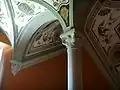 Escalier et colonnes au plafond peint de grotesques