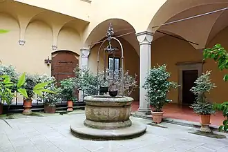 Cour de la Villa Lemmi.