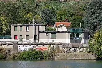 Maison de Tony Garnier : vue du côté sud de la villa, au 1 rue de la Mignonne, depuis l'autre rive de la Saône.
