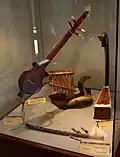 Vitrine avec instruments de musique.