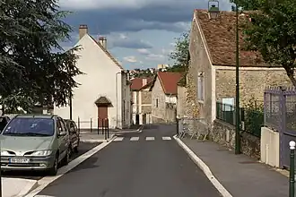 Même rue que l'image précédente à la fin du XXe&nbsp;siècle ; les bâtiments ont été détruits.