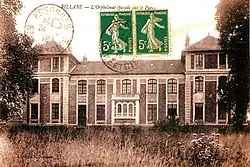 Vue d'une grande maison du début du XXe siècle dans une parc sur une carte postale ancienne.