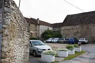 Vue d'une ancienne ferme réaménagée en habitation.