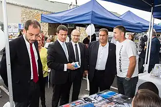Un groupe de personne devant le stand d'une association