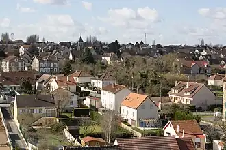 Vue d'un ensemble de maisons sur un coteau.