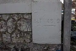 Une inscription au bas d'un mur d'un bâtiment indiquant l'altitude de 46,9 m