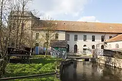Vue d'un vieux bâtiment désaffecté.