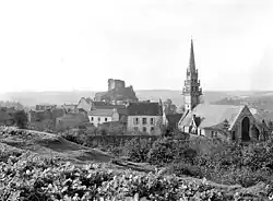 Vue de l'église et du village.