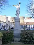 Le monument aux morts sur la place devant la mairie. Aujourd'hui déplacé, en face de l'église.
